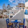 Mesa de desayuno en las calles de Santorini - Grecia