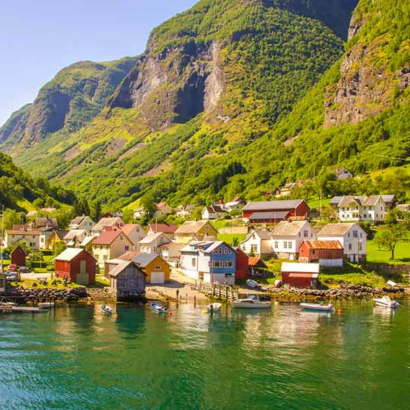 Casas En Noruega en la orilla del Fiordo